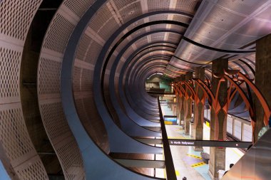 Los Angeles, Kaliforniya - 23 Aralık 2024: Los Angeles, Kaliforniya 'daki Hollywood / Highland Metro İstasyonu' nun eşsiz mimari özelliklerini gösteren geniş açılı manzara.