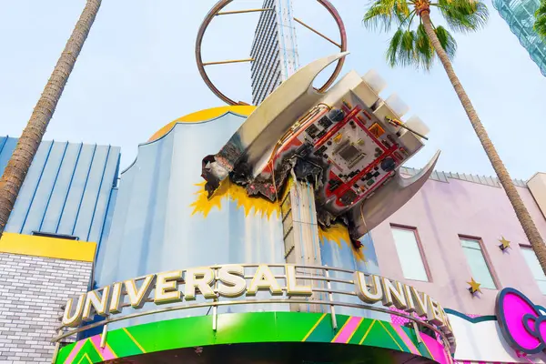 Los Angeles, California - 24 Aralık 2024: Universal CityWalk Hollywood tabelasına yakın çekim ve duvarda fütüristik bir uçan araba sergilenen büyük dekorasyon.
