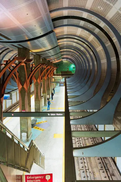 Los Angeles, California - 23 Aralık 2024: Hollywood / Highland Metro Tren İstasyonunun geniş açılı görüntüsü benzersiz mimari tasarımı ve geniş platformunu gözler önüne seriyor.