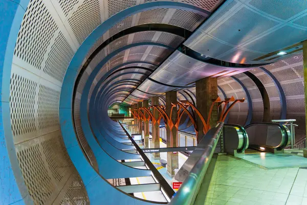 Los Angeles, California - 23 Aralık 2024: Hollywood / Highland Metro Tren İstasyonundaki iç tasarımın geniş bir çevrede eğri hatlar ve çağdaş materyallerin sergilendiği görüntüsü.