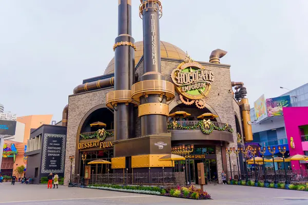 Los Angeles, Kaliforniya - 24 Aralık 2024: Evrensel CityWalk, Los Angeles 'ta büyük borular ve bir tatlı çeşmesinin yer aldığı Toothsome Çikolata Mağazasının dış görünümü.