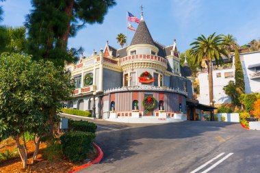 Los Angeles, Kaliforniya - 23 Aralık 2024: Güzel dekore edilmiş Victoria tarzı bir bina, Los Angeles 'ta berrak mavi gökyüzünün altında..