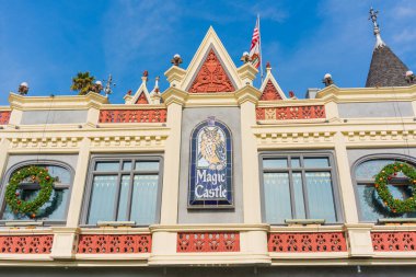 Los Angeles, Kaliforniya - 23 Aralık 2024 Los Angeles 'taki Iconic Magic Castle binası açık mavi gökyüzü altında tatil çelenkleriyle süslenmiş..