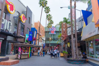 Los Angeles, Kaliforniya - 24 Aralık 2024: Universal CityWalk Hollywood 'da canlı sokak sahnesi, palmiye ağaçları, dükkanlar ve kalabalık bir kalabalık.