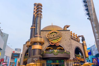 Los Angeles, California - 24 Aralık 2024: LA Universal CityWalk 'daki Toothsome Çikolata Mağazası' nın dış görünüşü, bulutlu gökyüzü altında eşsiz mimari ve canlı renkler sergiliyor.