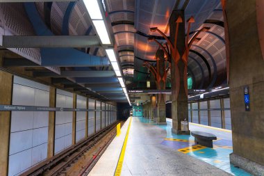 Los Angeles, California - 23 Aralık 2024: Canlı ışıklandırma, çağdaş tasarım ve benzersiz mimari öğelerin yer aldığı Hollywood / Highland Metro Tren İstasyonunun geniş açılı görüntüsü.