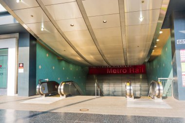 Los Angeles, California - 23 Aralık 2024: Hollywood / Highland metro istasyonuna giriş, yürüyen merdivenler ve modern tasarım.