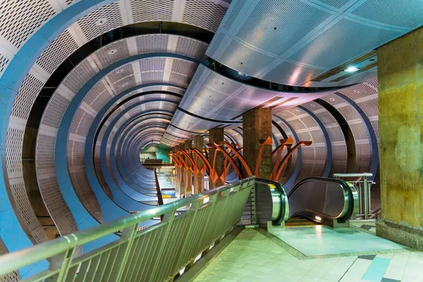Los Angeles, California - 23 Aralık 2024: Hollywood / Highland Metro Tren İstasyonu 'nun kendine özgü mimari ve yürüyen merdivenlerini gözler önüne seren modern, kıvrımlı iç görünümü.
