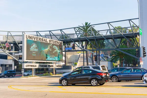 Los Angeles, California - 23 Aralık 2024: Universal City İstasyonu yaya köprüsünün geniş açılı görüntüsü, trafik ve Universal Stüdyoları için büyük bir reklam.