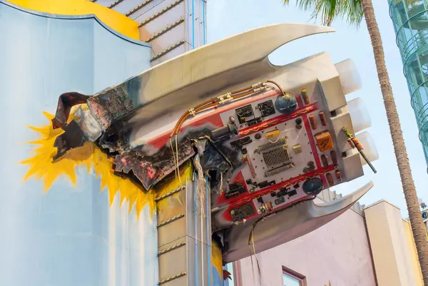 Los Angeles, Kaliforniya - 24 Aralık 2024: Los Angeles 'taki Universal CityWalk' un duvarında büyük bir fütüristik uçan arabanın yer aldığı bir çizgi roman dükkanı önü