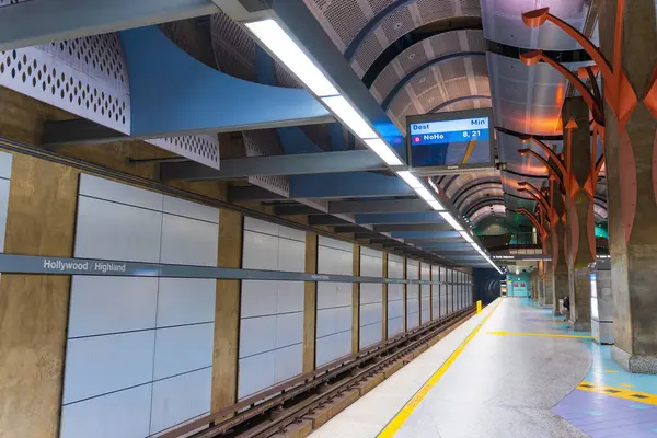 Los Angeles, California - 23 Aralık 2024: Hollywood / Highland Metro Tren İstasyonu 'nun mimari detaylarını suni aydınlatma altında sergiliyor.
