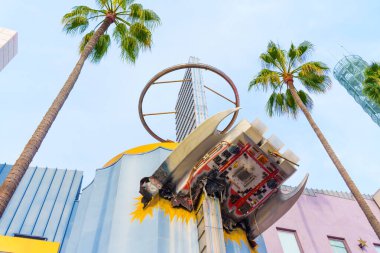 Los Angeles, Kaliforniya - 24 Aralık 2024: Los Angeles 'taki Universal CityWalk' un dışındaki bir çizgi roman dükkanının dinamik görüntüsü, duvarda büyük bir fütüristik uçan arabanın patlaması