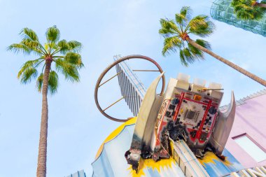 Los Angeles, California - 24 Aralık 2024: Yaratıcı bir çizgi roman dükkanının dış görünüşü, duvarın içinden geçen fütüristik, uçan bir araba içeriyor..