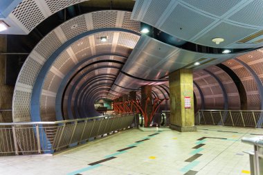 Los Angeles, California - 23 Aralık 2024: Hollywood / Highland Metro Tren İstasyonunun iç görünümü benzersiz eğri mimarisini ve modern tasarım unsurlarını gözler önüne seriyor.