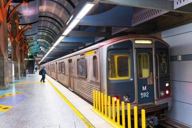 Los Angeles, California - 23 Aralık 2024: Metro treni Los Angeles 'ta modern mimari ve canlı renklerin sergilendiği Hollywood / Highland istasyonunda bekliyor..