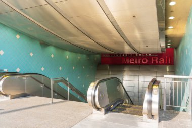 Los Angeles, Kaliforniya - 23 Aralık 2024: Hollywood ve Los Angeles 'taki Highland metro istasyonuna giriş, yürüyen merdivenler ve renkli fayanslar.