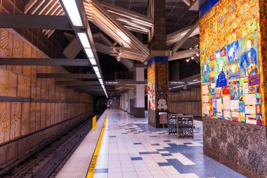 Los Angeles, California - 23 Aralık 2024: Universal City Metro Tren İstasyonu 'nun geniş açılı görüntüsü suni ışıklandırmayla aydınlatılan canlı duvar resimleri ve mimari tasarım.