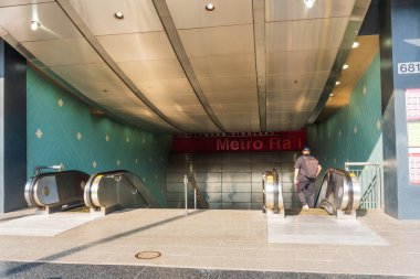 Los Angeles, Kaliforniya - 23 Aralık 2024: Hollywood Highland, Los Angeles 'ta yürüyen merdiven ve tabelalarla metro istasyonuna giriş modern mimarinin sergilendiği.