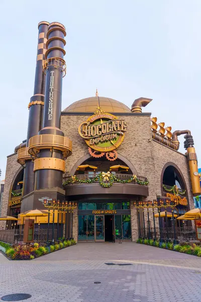 Los Angeles, Kaliforniya - 24 Aralık 2024: Los Angeles 'taki Çikolata Dükkanı' nın dışı, endüstriyel tasarım, steampunk estetik ve gökyüzü altındaki büyük bacalar sergileniyor.