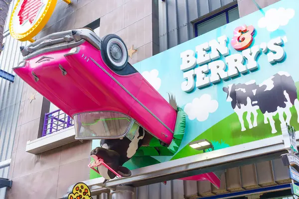 Los Angeles, California - 24 Aralık 2024: Ben & Jerry 'nin dondurma dükkanı için canlı bir tabela üzerinde pembe üstü açık araba kullanan bir ineğin vitrin levhasına çarpması.