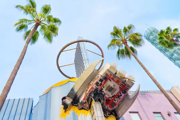 Los Angeles, Kaliforniya - 24 Aralık 2024: Universal CityWalk, Los Angeles 'ta palmiye ağaçları ve renkli mimari sergilenen bir çizgi roman dükkanının geniş açılı görüntüsü.