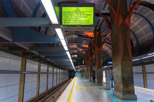 Los Angeles, California - 23 Aralık 2024: Hollywood / Highland Metro Tren İstasyonu 'nun suni aydınlatma altında tabela ve mimari ayrıntıları gösterimi.