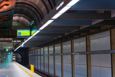 Los Angeles, California - 23 Aralık 2024: Hollywood / Highland Metro Tren İstasyonu 'nun geniş iç mekanı, parlayan ışıklı platformlar, tabelalar ve bekleme alanları.