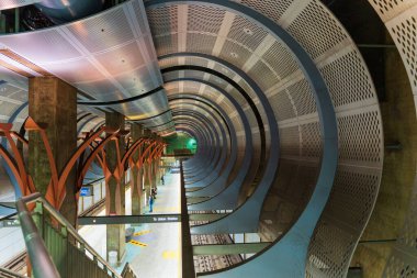 Los Angeles, California - 23 Aralık 2024: Hollywood / Highland Metro Tren İstasyonunun geniş açılı görüntüsü dairesel mimari tasarımı ve geniş platformunu gözler önüne seriyor.