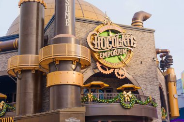 Los Angeles, California - 24 Aralık 2024: Toothsome Chocolate Emporium ve Savory Feast Kitchen Restoranı 19. yüzyıldan kalma bir steampunk tasarımı içermektedir..