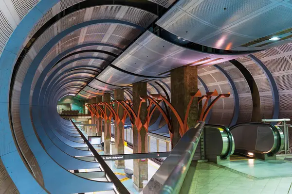 Los Angeles, California - 23 Aralık 2024: Hollywood / Highland Metro İstasyonu 'nun iç görünümü, geniş ve aydınlık bir çevrede eşsiz bir mimari ve yürüyen merdiven sergiliyor..