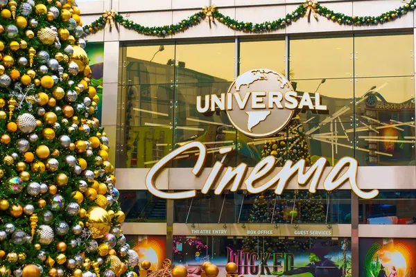 Los Angeles, Kaliforniya - 24 Aralık 2024: Los Angeles Universal Cinema, büyük bir Noel ağacı ve festival süslemeleri ile süslenmiştir..