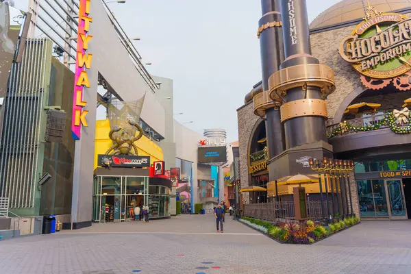 Los Angeles, California - 24 Aralık 2024: Açık bir gökyüzü altında canlı binalar ve gösteriler içeren boş Los Angeles Citywalk manzarası.