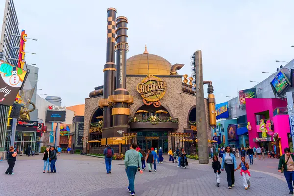 Los Angeles, Kaliforniya - 24 Aralık 2024: Los Angeles 'taki Universal CityWalk Universal CityWalk' taki Toothsome Çikolata Mağazası ve Savory Şölen Mutfağı 'nın canlı manzarası.