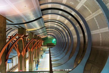 Los Angeles, California - 23 Aralık 2024: Hollywood / Highland Metro Tren İstasyonunun iç görünümü benzersiz kıvrımlı mimari tasarımı ve canlı ışıklandırmasını sergiliyor.