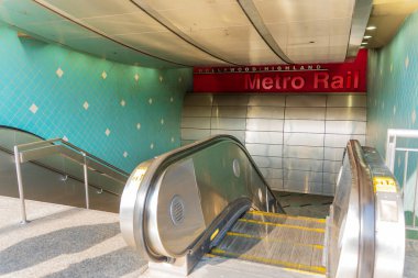 Los Angeles, Kaliforniya - 23 Aralık 2024: Yürüyen merdiven Hollywood / Highland Metro İstasyonu 'na indi..