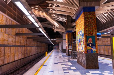 Los Angeles, California - 23 Aralık 2024: Universal City Metro Tren İstasyonunun geniş açılı görüntüsü benzersiz mimari öğeler ve renkli dekorlar sergiliyor.