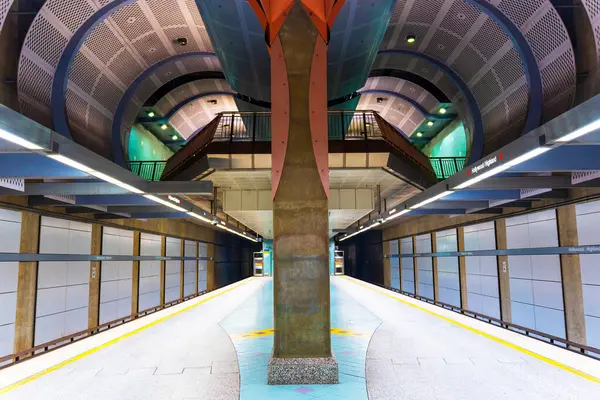 Los Angeles, California - 23 Aralık 2024: Hollywood / Highland Metro Tren İstasyonunun geniş açılı görüntüsü modern mimarisini ve geniş platformlarını gözler önüne seriyor.
