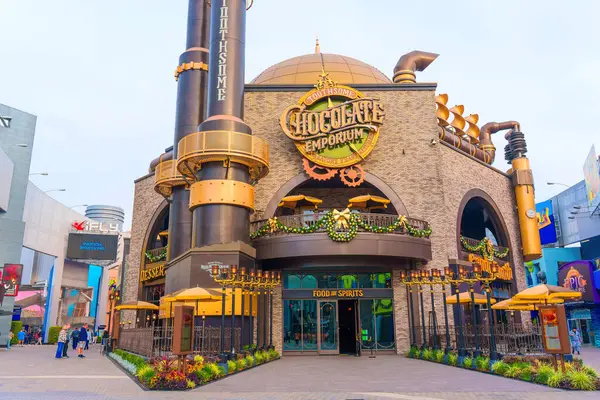 Los Angeles, Kaliforniya - 24 Aralık 2024: Los Angeles 'taki Çikolata Mağazası' nın dış görünüşü, gündüz vakti eşsiz steampunk estetik ve tabelalarını gözler önüne seriyor.