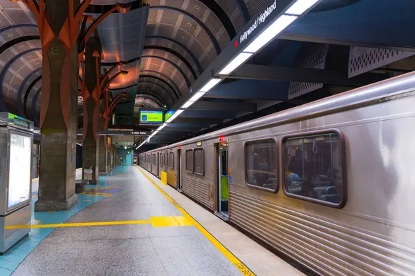 Los Angeles, California - 23 Aralık 2024: Modern metro treni Hollywood / Highland Metro İstasyonu 'nda gösterildi, parlak tasarım ve parlak renkler iyi aydınlatılmış iç mekanlarda sergilendi.