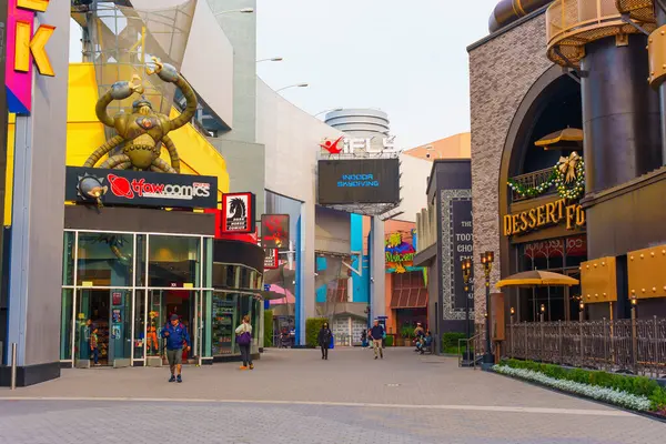 Los Angeles, Kaliforniya - 24 Aralık 2024: Los Angeles 'taki canlı alışveriş merkezi benzersiz mağaza vitrinleri ve renkli tabelalar, çeşitli eğlence seçenekleri sunuyor.