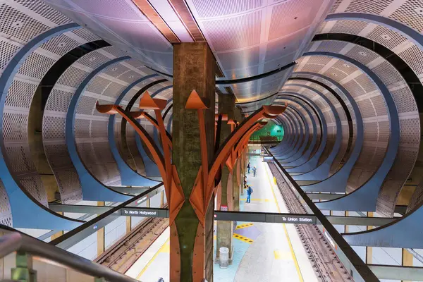 Los Angeles, California - 23 Aralık 2024: Hollywood / Highland Metro Tren İstasyonu 'nun geniş açılı görüntüsü, eğri büğrü metalik yüzeyler ve sanatsal elementlerle eşsiz mimari tasarımını sergiliyor