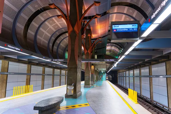 Los Angeles, California - 23 Aralık 2024: Hollywood / Highland Metro Tren İstasyonu 'nun geniş açılı görüntüsü modern tasarım unsurlarını, oturma yerlerini ve dijital tabelaları gösteriyor.