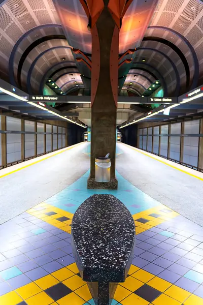 Los Angeles, Kaliforniya - 23 Aralık 2024: Los Angeles 'taki Hollywood / Highland Metro İstasyonu' nun temiz ve modern iç mekanı, renkli fayanslar ve geniş bir platform.