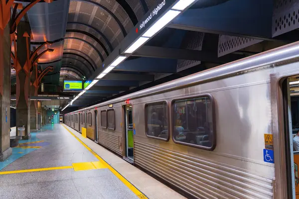 Los Angeles, Kaliforniya - 23 Aralık 2024: Los Angeles 'taki Hollywood / Highland Metro İstasyonu' nda temiz ve çağdaş bir tasarım sergileyen gümüş metro treni yolcuları bekliyor..