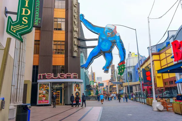Los Angeles, Kaliforniya - 24 Aralık 2024 Los Angeles 'taki hareketli Citywalk canlı tatil süslemeleri ve büyük mavi bir goril figürüyle süslenmiş..