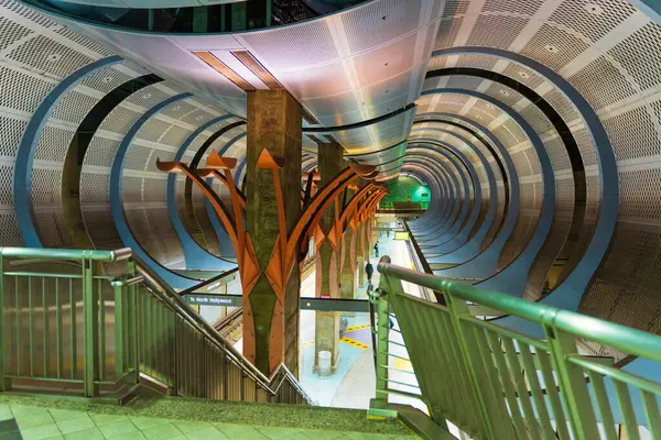 Los Angeles, California - 23 Aralık 2024: Hollywood / Highland Metro Tren İstasyonunun iç görünümü benzersiz mimari tasarımı ve yapısal unsurlarını gözler önüne seriyor.