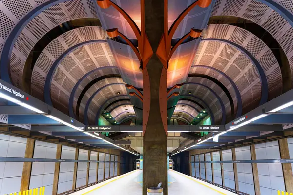 Los Angeles, California - 23 Aralık 2024: Hollywood / Highland Metro Tren İstasyonunun iç görünümü Kuzey Hollywood ve Union İstasyonu için eşsiz mimari tasarım ve tabelalar sergiliyor.