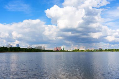 Geniş açılı çekim Kyiv ufuk çizgisini ve sakin suları gün boyunca parçalı bulutlu bir gökyüzünün altında yakalıyor..