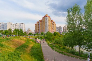 Kyiv, Ukrayna - 19 Mayıs 2025: Poznyaky yerleşim alanı ve Kyiv gölü geniş açılı görünümü, modern mimari ve yeşil alanlar sergileniyor.