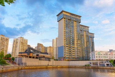 Kyiv, Ukrayna - 19 Mayıs 2025: Nehir kıyısı boyunca çağdaş mimari ve kentsel yaşamı gösteren modern binaların geniş açılı görüntüsü.